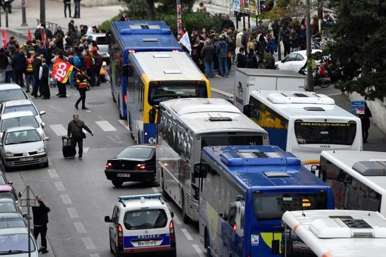 Miembros de la CGT francesa bloquean los autobuses que salen de la estación en protesta contra las revisiones de las pensiones