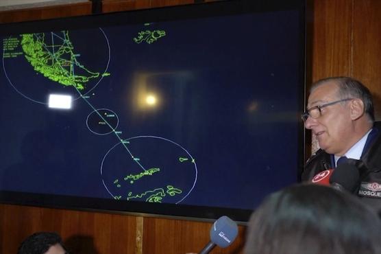 El general Eduardo Mosqueira, de la FACH, habla delante de un mapa de la zona donde desapareció un avión, en Punta Arenas 