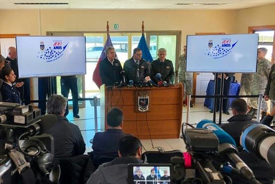El jefe de la Fuerza Aérea de Chile, Arturo Merino, ofrece una rueda de prensa junto al ministro de Defensa, Alberto Espina