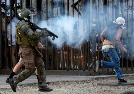 Carabinero dispara a la espalda de un manifestante en Santiago hace dos días