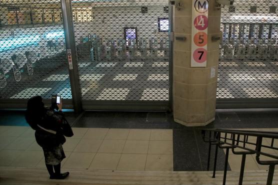 El metro parisino vacío al mediodía