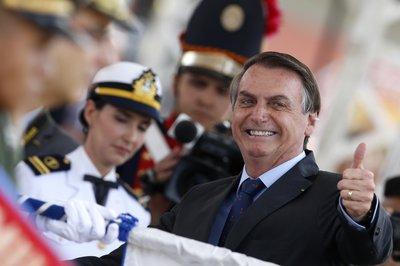 Bolsonaro saluda durante una ceremonia militar en honor del Día del Marinero, en Brasilia