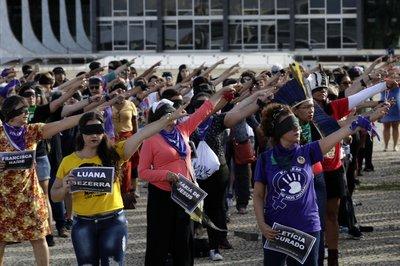 Brasileñas entonan el himno frente al Supremo Tribunal Federal en Brasilia, el viernes 