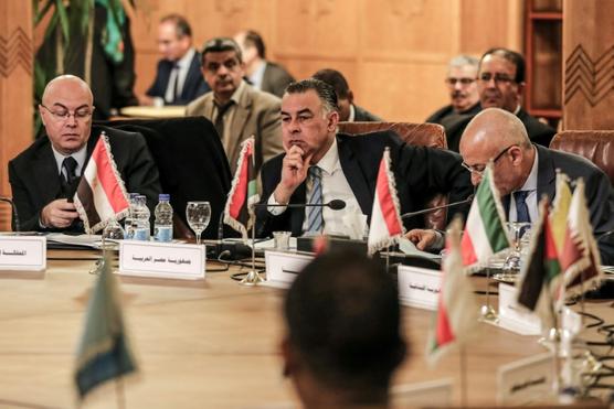 Los delegados permanentes de Marruecos, Egipto y Libia en la Liga Árabe asisten a una reunión en su sede en El Cairo
