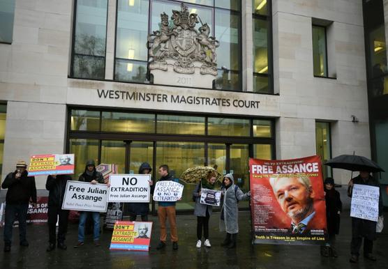 Seguidores del fundador de WikiLeaks Julian Assange se manifiestan fuera de un tribunal de Londres 