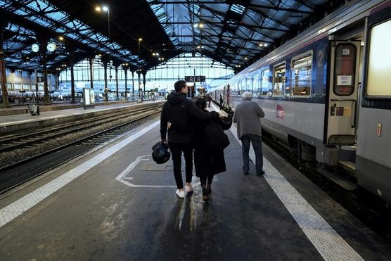 Unos pasajeros recorren un andén para abordar un tren en la estación Gare de Lyon de París, ayer