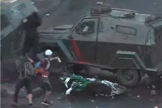 Manifestante atropellado por tanqueta de Carabineros