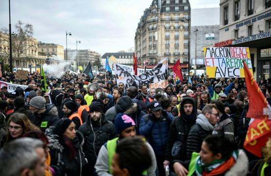 Manifestantes protestan ayer en  cerca de la estación de tren Gare de l'Est, en París