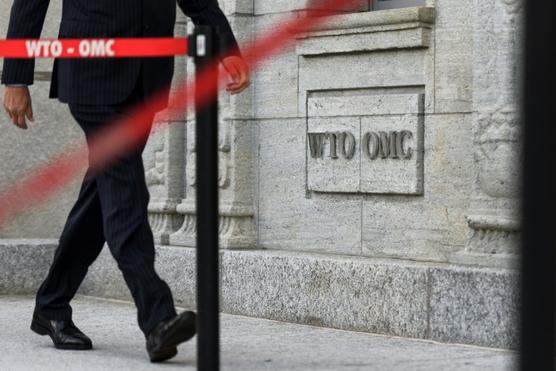 Un delegado entra en la sede de la Organización Mundial de Comercio (OMC), en Ginebra