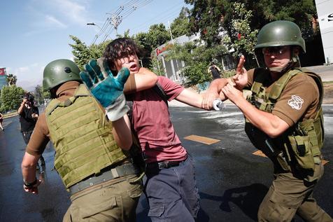 Una de las imágenes que muestran la represión de los Carabineros en Chile (foto: ANSA)
