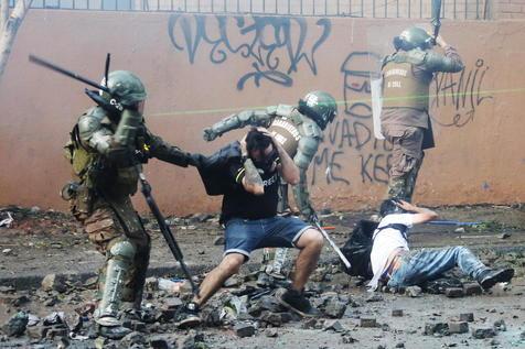 Una imagen símbolo de la violenta represión de los carabineros en Chile (foto: ANSA)