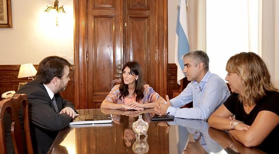 La ministra de Gobierno y Justicia, Carolina Vargas Aignasse, recibió al vicecónsul honorario de España