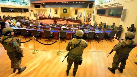Parlamento de El Salvador militarizado