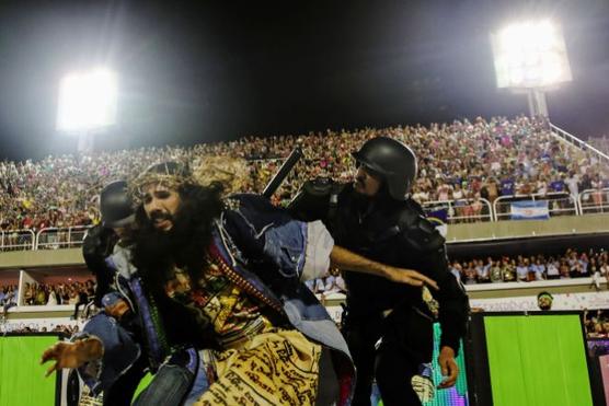 "Jesus" es reprimido por la policía de Bolsonaro