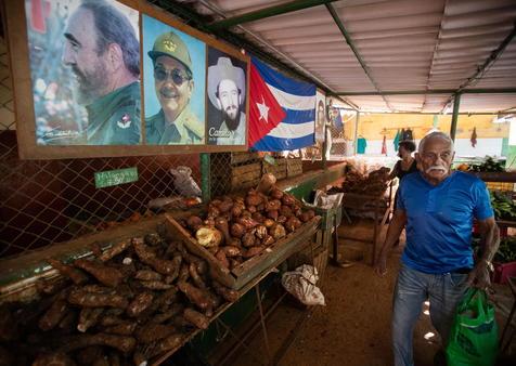 Una estampa cotidiana de La Habana, cambios y ajustes en la economía (foto: ANSA)