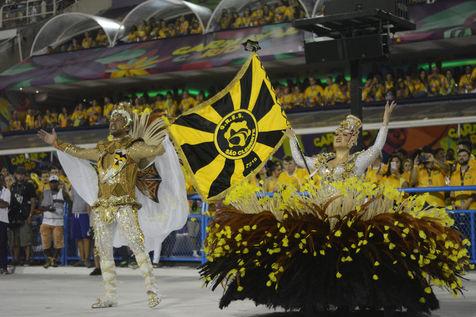 Las noticias falsas en el Carnaval de Río, representada por la Escola Sao Clemente (foto: Ansa)