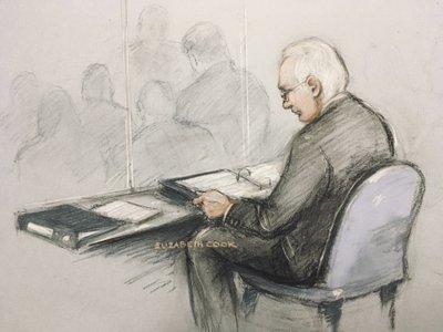 Bosquejo de Julian Assange en el tribunal de Londres, ayer