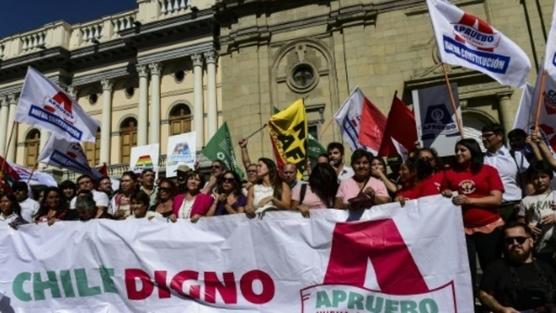 Activistas chilenos alzan banderas y pancartas en apoyo al plebiscito que decidirá si se cambia la Constitución