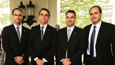 Bolsonaro junto a sus hijos Eduardo, Flavio y Carlos (foto: Ansa)