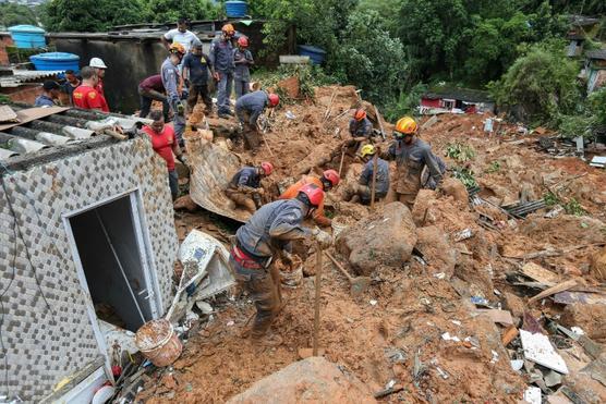 Equipos de rescate buscan víctimas tras un deslizamiento de tierras provocado por las lluvias en Guaruja