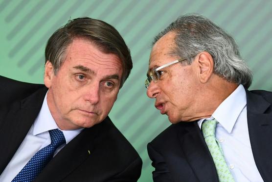 Bolsonaro escucha a su ministro de Economía, Paulo Guedes, en Brasilia