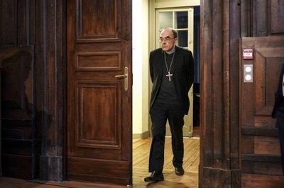 El cardenal Philippe Barbarin arriba a una conferencia de prensa en Lyon, Francia