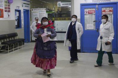 Barbijos para evitar el contagio del nuevo coronavirus en el Hospital Boliviano Holandés, en El Alto,