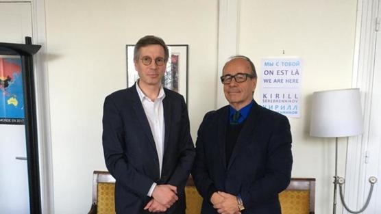 Carlos Margotta junto al embajador francés de DDHH, François Croquette, ayer en Paris