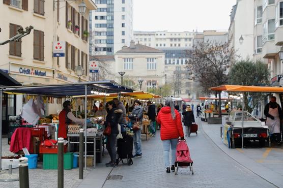 Un mercado en Suresnes, cerca de París, en funcionamiento ayer