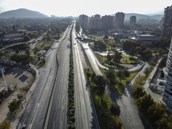 Autopista vacía en Santiago de Chile