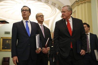 El secretario del Tesoro, Steven Mnuchin, a la izquierda, acompañado por el director de Asuntos Legislativos de la Casa Blanca