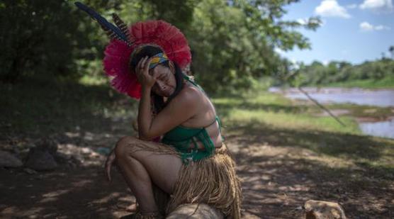 Mujer indígena Pataxo en el pueblo de Nao Xoha, cerca de Sao Joaquim de Bicas,