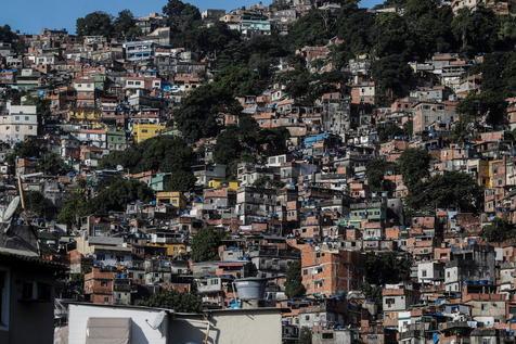 Primeros casos de coronavirus en la favela Rocinha, de Rio (foto: EPA)