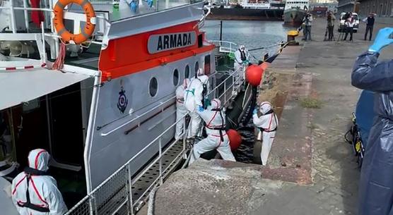 La armada uruguaya ayuda a un pasajero con coronavirus del crucero Greg Mortimer, ayer