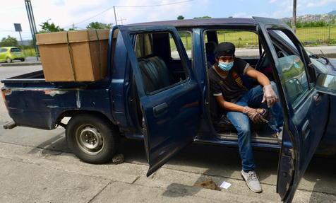 Ataúd de cartón en una camioneta, una imagen de Guayaquil que aterra (foto: ANSA)