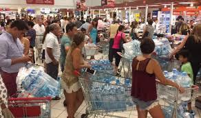 Limeños desesperados para comprar agua en los supermercados