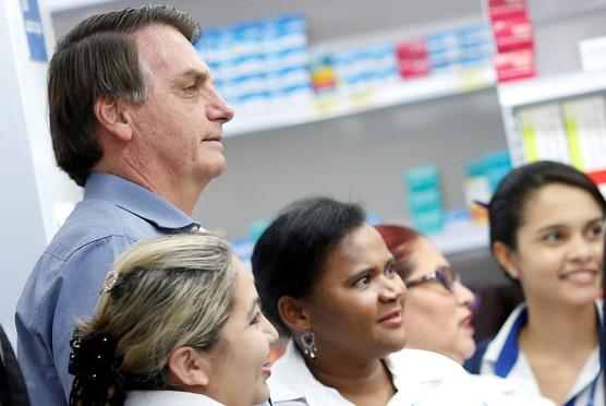 Bolsonaro no toma distancia de enfermeras y pacientes