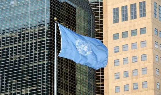 La bandera de la ONU en la sede de la organización en Manhattan estará a media asta 