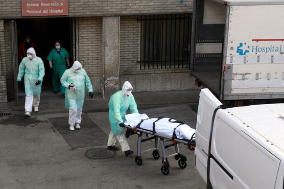 Trabajadores del hospital Gregorio Marañón de Madrid, retiran el cuerpo de un paciente fallecido por la COVID-19