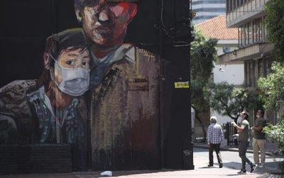 Mural con barbijo en una pared de Bogotá, Colombia
