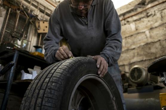 Un hombre trabaja en una tienda de neumáticos en Santiago, Chile