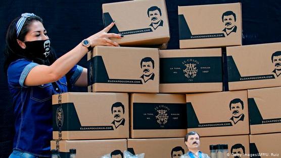 Cajas con alimentos con el  rosto del Chapo Guazmán