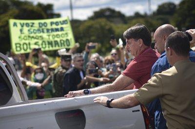  Bolsonaro participa en una protesta en favor de la intervención militar frente a la sede del ejército el domingo pasado