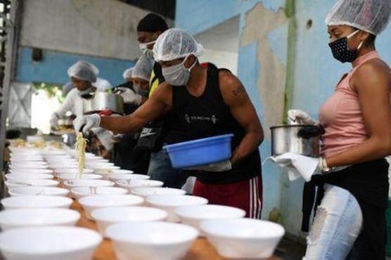 Residentes de Chapeu Mangueira preparan alimentos para ser distribuidos