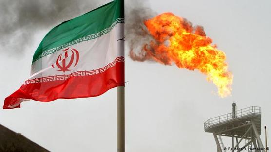 Pozo con fuga de gas y la banderá iraní