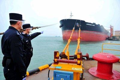 Funcionarios chinos supervisan la llegada de un buque cisterna con 230.000 toneladas de petróleo procedente de los Emiratos