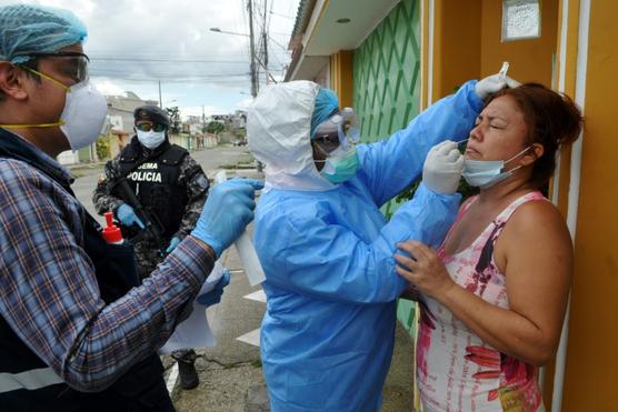Personal del ministerio de Sanidad hacen la prueba del nuevo coronavirus a una mujer en el complejo residencial Samanes 