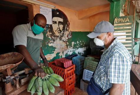 Venta de alimentos en La Habana (foto: ANSA)