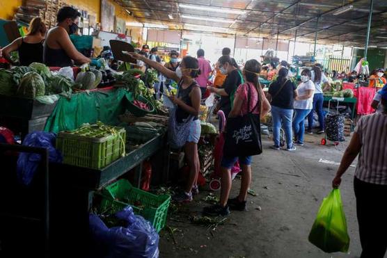 Mujeres comprando en un mercado popular en Lima