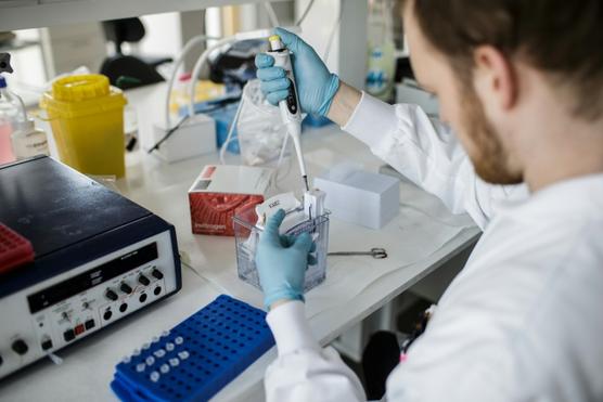 Un investigador trabaja en la búsqueda de una vacuna contra la COVID-19 en la Universidad de Copenhague (Dinamarca)